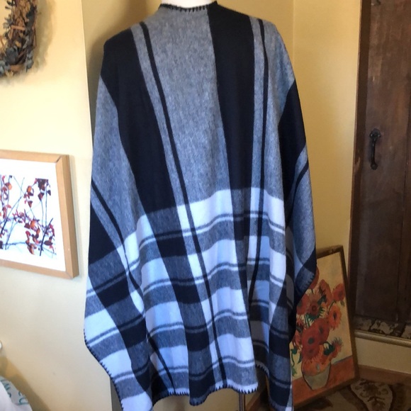 WOOLRICH Size OSFA Poncho Wrap - Blanket wrap PLAID Gray & Black $118 NEW - Picture 6 of 16